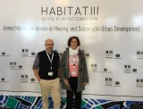 Sergio Nasarre i Estela Rivas a la seu de la conferència Habitat III, a Quito (Ecuador)